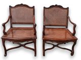 une paire de chaises anciennes à dossier en rotin