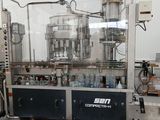 une machine sur laquelle sont posées des bouteilles d'eau, dans une pièce