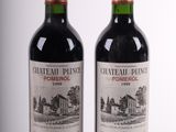 deux bouteilles de vin rouge posées l'une à côté de l'autre sur une table