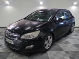 la photo d'une voiture noire garée dans un garage