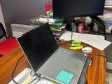 un bureau sur lequel se trouvent un ordinateur portable et un moniteur