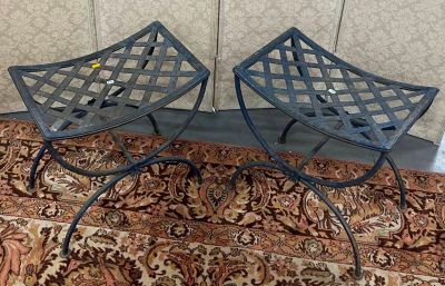 deux chaises posées sur un tapis, à même le sol