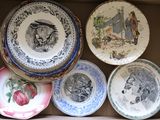 plusieurs assiettes dans une boîte posée sur une table