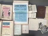 un livre ouvert, sur lequel sont posés plusieurs vieux livres