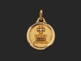Gros plan sur une médaille d'or ornée d'une croix