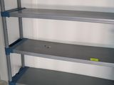 une étagère sur laquelle se trouvent plusieurs étagères
