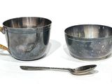 deux tasses et une cuillère posées sur une table