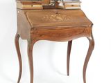 un petit bureau en bois sur lequel est posée une horloge