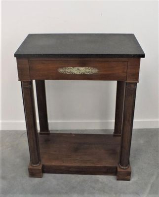 l'image d'une petite table avec un tiroir