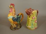 deux vases posés l'un à côté de l'autre sur une table