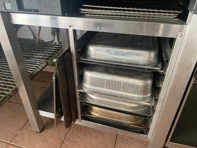 un four contenant plusieurs plats à l'intérieur