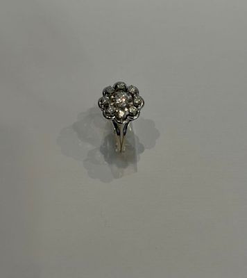 gros plan d'une bague en diamant sur une surface blanche
