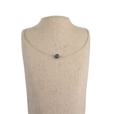 Collier semi-rigide composé d'un câble en métal argenté rete…