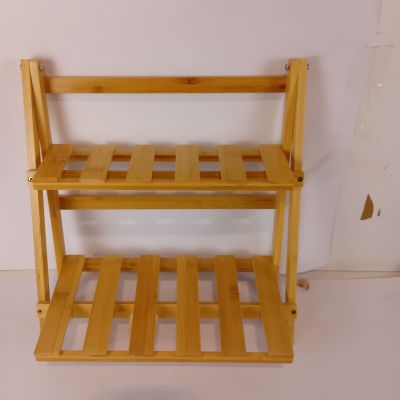 une étagère en bois surmontée de deux tablettes, dans une pièce