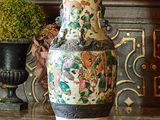 un vase posé sur un meuble en bois