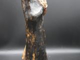 une image représentant une statue de femme debout sur une surface noire