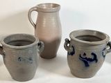 quatre vases posés les uns à côté des autres sur une table