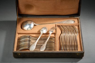 many spoons and spoon spoons in a wooden box