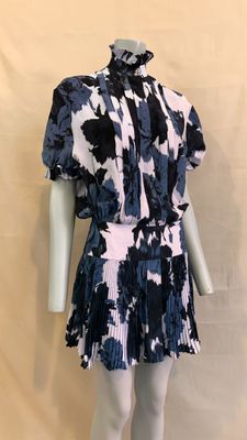 un mannequin portant une robe à fleurs noires et blanches