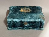 une petite boîte bleue ornée d'une couronne dorée