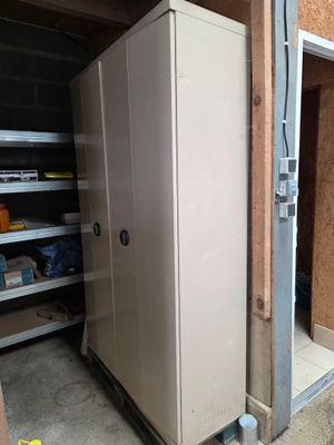 une photo d'un réfrigérateur blanc dans un garage