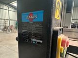 un gros plan d'une machine située dans un bâtiment