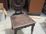 une chaise en bois qui se trouve au milieu d'une pièce