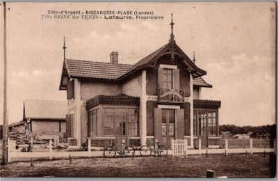 une vieille photo d'un bâtiment devant lequel se trouve un cheval attelé à une calèche