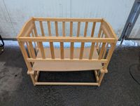 Un lit bébé à barreaux en bois
