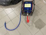 une photo d'une pièce où l'on voit un aspirateur et un sac par terre