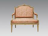 une image représentant un fauteuil rembourré doré et rose sur fond gris