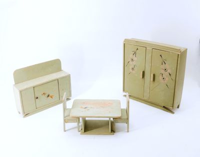 POUPEES - Réunion de mobilier de poupées en bois peint de st…