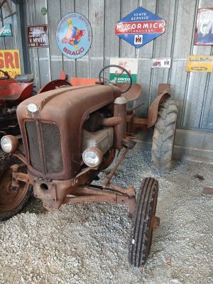 un vieux tracteur rouillé dans un garage