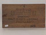 une vieille boîte en bois sur laquelle est collée une étiquette portant l'inscription « Château Haut-Bages-U-Br »
