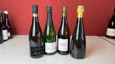 plusieurs bouteilles de vin sont alignées sur une table