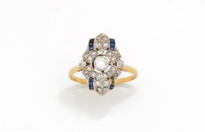 une bague sertie de diamants et de saphirs