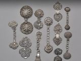 Plusieurs bijoux en argent sont exposés sur un fond blanc