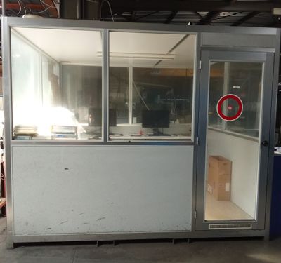 Cabine d'atelier en aluminium et verre.