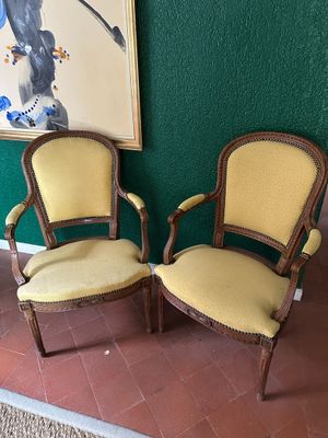 paire de chaises anciennes à dossier en rotin et accoudoirs rembourrés