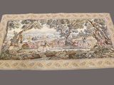 une grande tapisserie représentant un paysage et des personnages