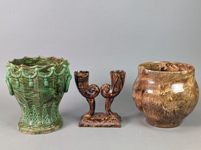 trois vases sont posés les uns à côté des autres sur une table