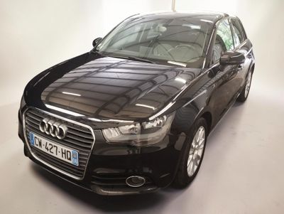 une photo d'une Audi noire garée dans une pièce blanche