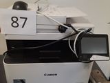 une imprimante posée sur une table