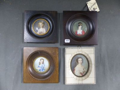 Quatre portraits miniatures de femmes, encadrés, sont exposés sur une table
