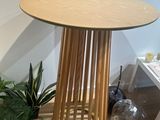 une table en bois sur laquelle est posé un panier