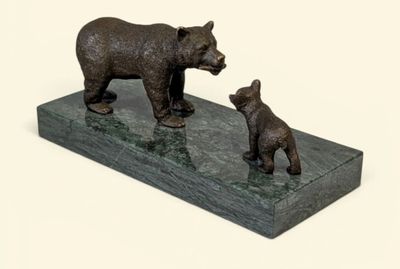 École anonyme du XXe siècle "Maman grizzly donnant un saumon…