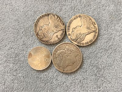 trois pièces de monnaie britanniques empilées les unes sur les autres sur une surface grise