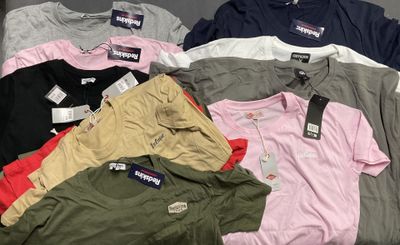 de nombreux polos pour homme posés sur une table