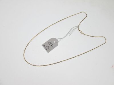 une médaille en argent suspendue à une chaîne en or sur un fond blanc
