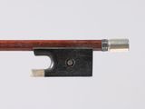 un archet de violon en bois et en métal sur fond blanc